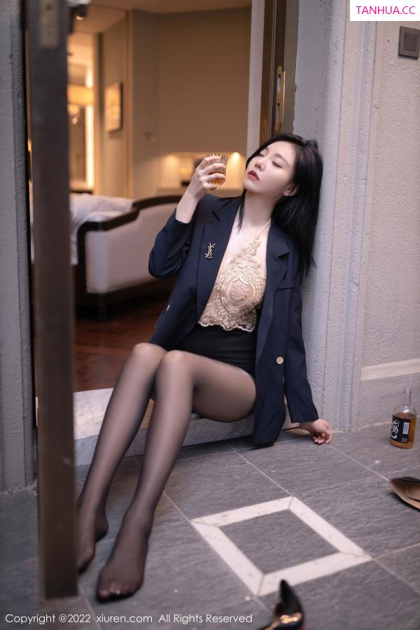 安然Maleah  [XiuRen]高清写真图 2022.12.27 No.6051 安然anran 醉酒主题第20张图片